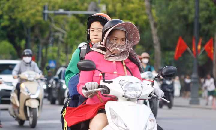 Hà Nội se lạnh trong sáng sớm, người dân khoác áo ấm ra đường