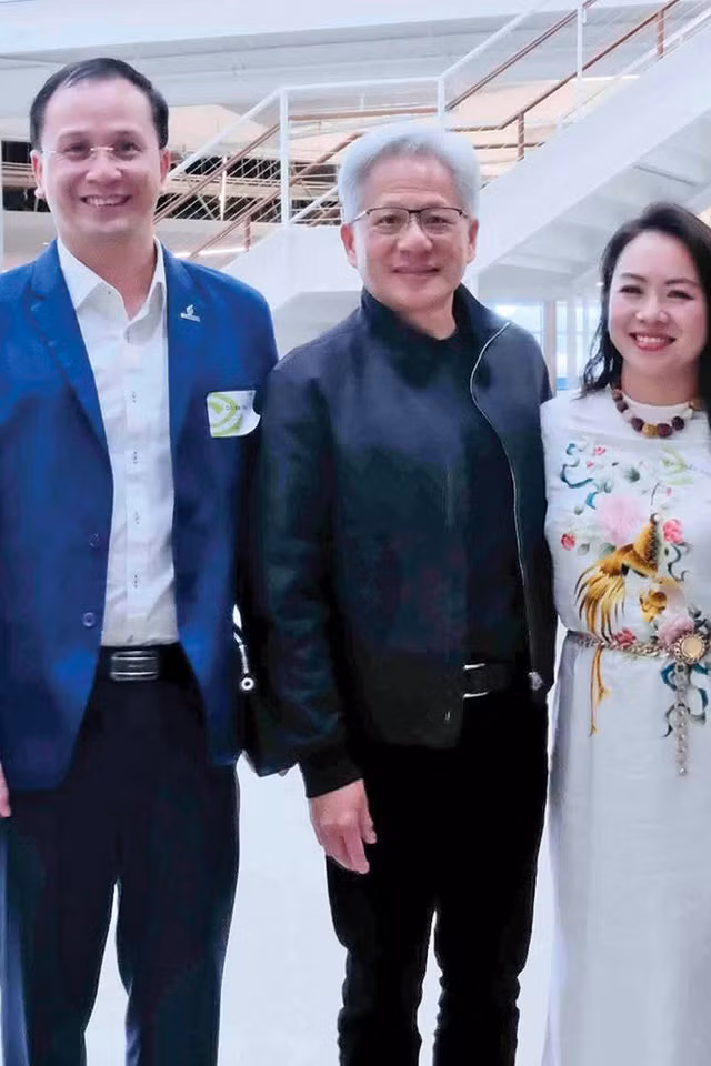Tổng Lãnh sự Hoàng Anh Tuấn (bìa phải) cùng đoàn Petrovietnam trong cuộc gặp CEO NVIDIA Jensen Huang