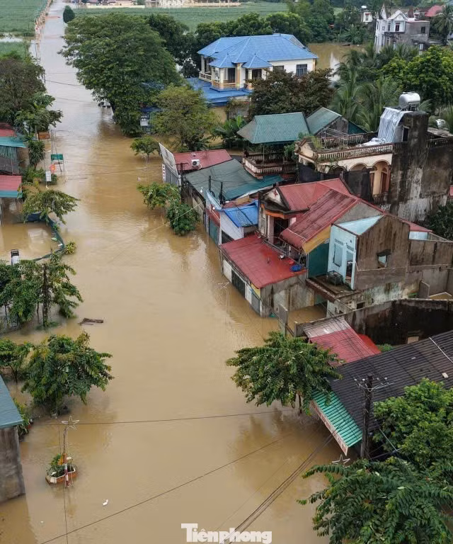 Mưa lũ gây ngập nặng, chia cắt nhiều khu vực ở Nghệ An và Thanh Hóa