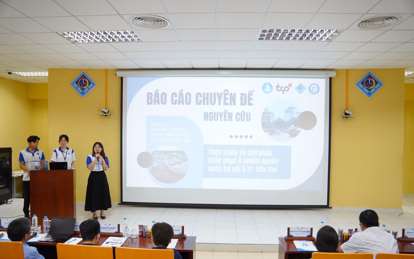 hoi-thao-hoc-sinh-sinh-vien-chung-tay-vi-nguon-nuoc-ben-vung-da-dien-ra-soi-noi-tai-can-tho-2.jpg