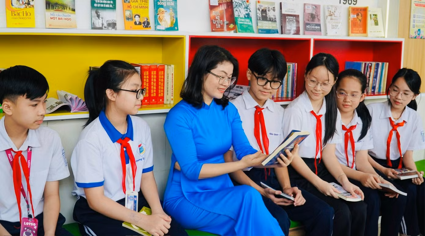 Chị Nguyễn Thị Đương - Tổng phụ trách Đội, Trường THCS Dịch Vọng, phường Cầu Giấy, Hà Nội cùng học sinh sinh hoạt ngoại khóa.