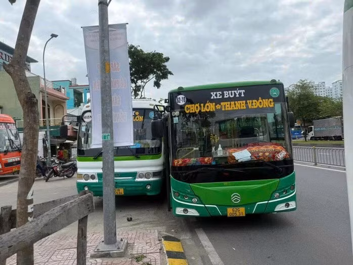 Hai xe buýt chèn nhau khiến 1 chiếc văng lên vỉa hè
