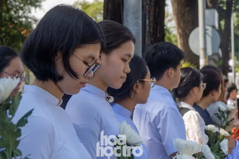 Học sinh TP.HCM cầm hoa cúc trắng đưa tiễn 731 anh hùng liệt sĩ về nơi an nghỉ 