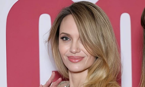 Angelina Jolie diện mốt không nội y