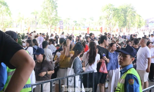 Biển người đổ về Đông Anh