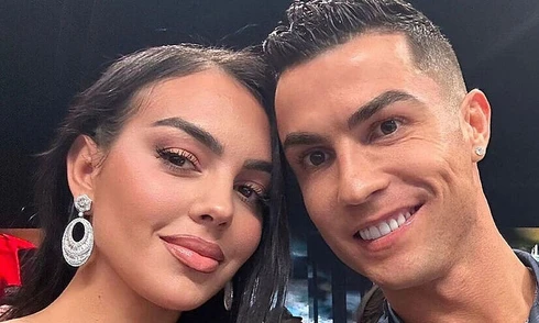 C. Ronaldo mất gần 10 năm để cầu hôn bạn gái