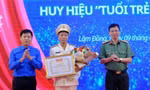 Đại úy công an Lâm Đồng nhận Huy hiệu 'Tuổi trẻ dũng cảm'