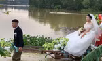 Chuyện phía sau video chú rể một mình kéo xe vượt đường ngập rước vợ về nhà