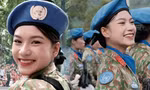 Nữ chiến sĩ có nụ cười tỏa nắng trong buổi hợp luyện diễu binh
