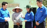 Bí thư Trung ương Đoàn thăm hỏi, tặng quà người dân vùng lũ Đắk Lắk