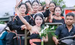Cô dâu Ê Đê rước rể bằng công nông, rộn ràng cả buôn làng