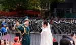 Chờ suốt 1 ngày 1 đêm, cặp đôi chụp ảnh cưới giữa khung cảnh tổng duyệt diễu binh gây sốt mạng
