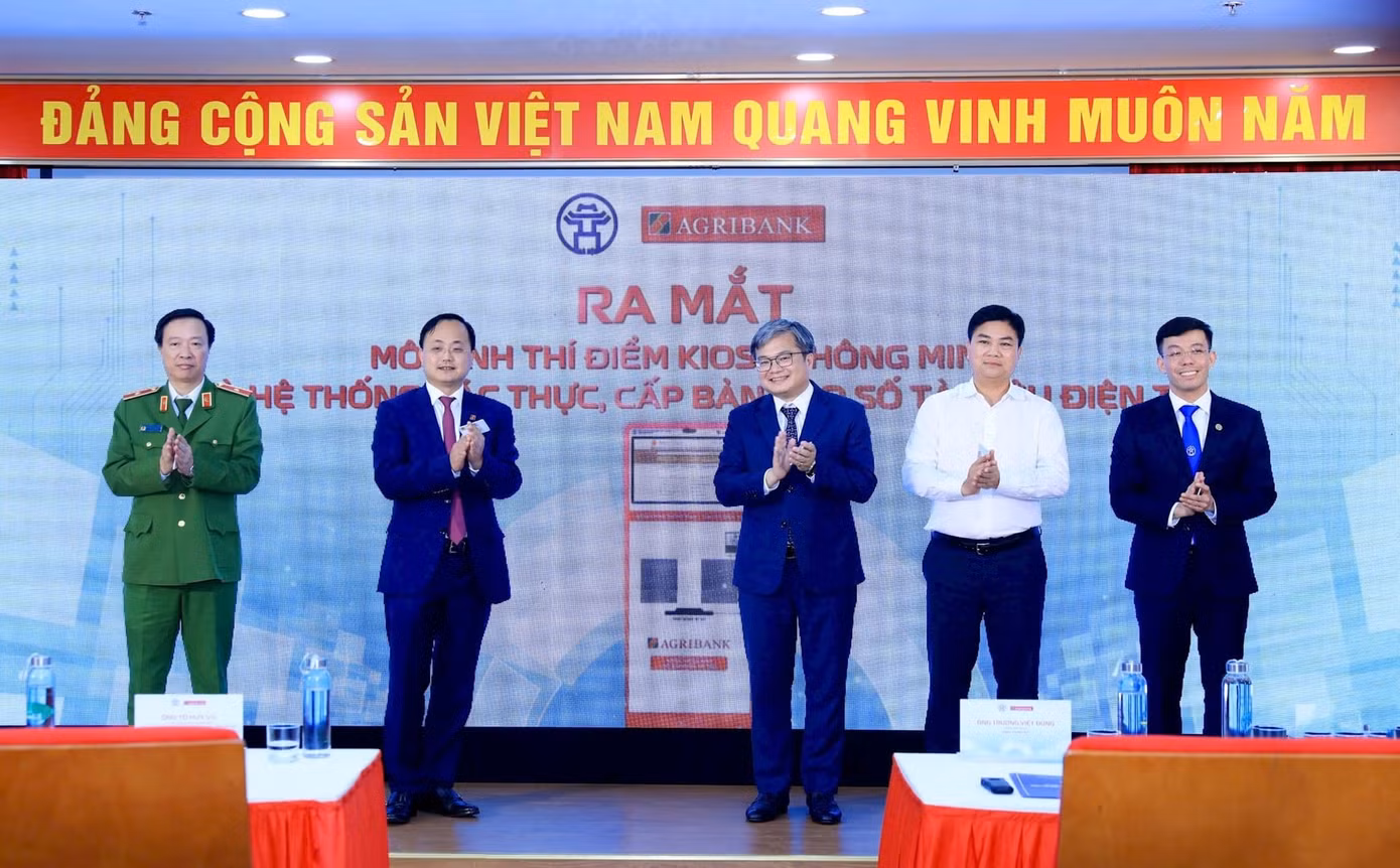 Lễ ra mắt mô hình thí điểm Kiosk thông minh và hệ thống xác thực, cấp bản sao số tài liệu điện tử z7209114198903-3c36ad98c9b10c649727fad19b3a7e2b.jpg