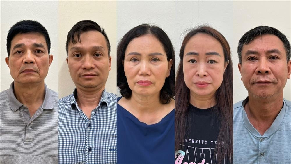 Ông Nguyễn Thanh Phong (ngoài cùng bên trái) và một số bị can trong vụ 100 tấn thực phẩm chức năng giả. 321.jpg