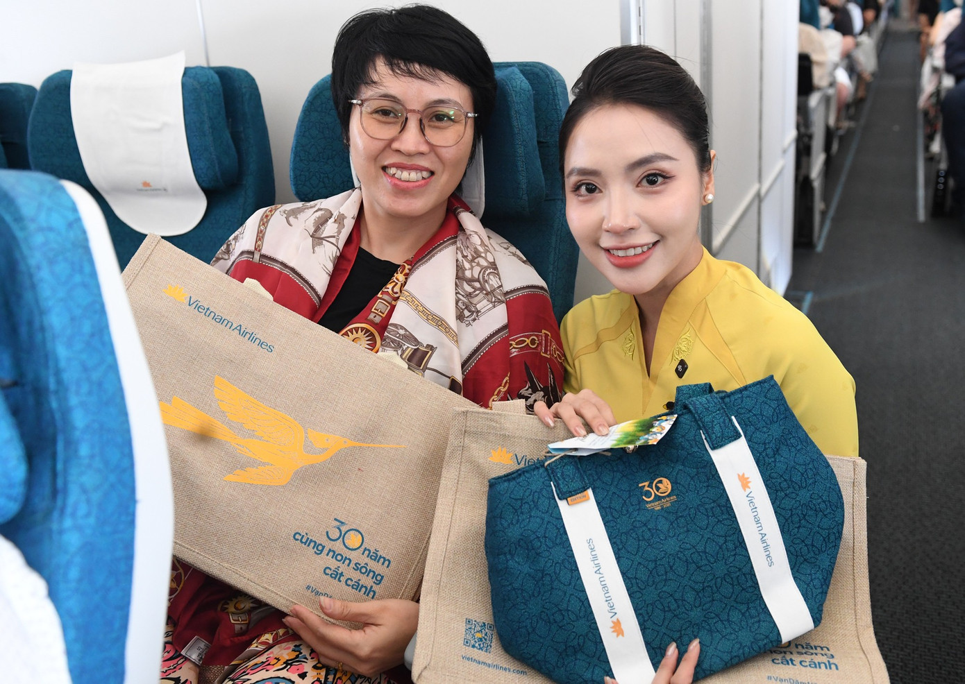 hanh-khach-thich-thu-khi-nhan-duoc-cac-mon-qua-nho-mang-y-nghia-bao-ve-moi-truong-tu-vietnam-airlines.jpg