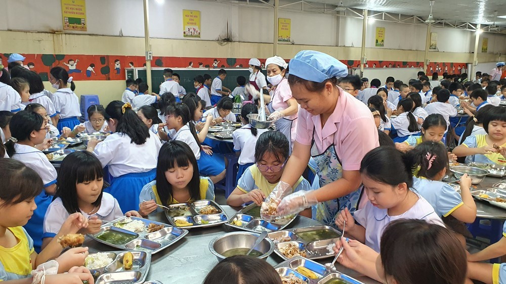 Hà Nội triển khai hỗ trợ bữa ăn bán trú cho học sinh tiểu học statictttckinhtedothivn-zoom-1000-uploaded-nguyennhuquynh-2025-06-05-557614trua2-9408-axwm.jpg