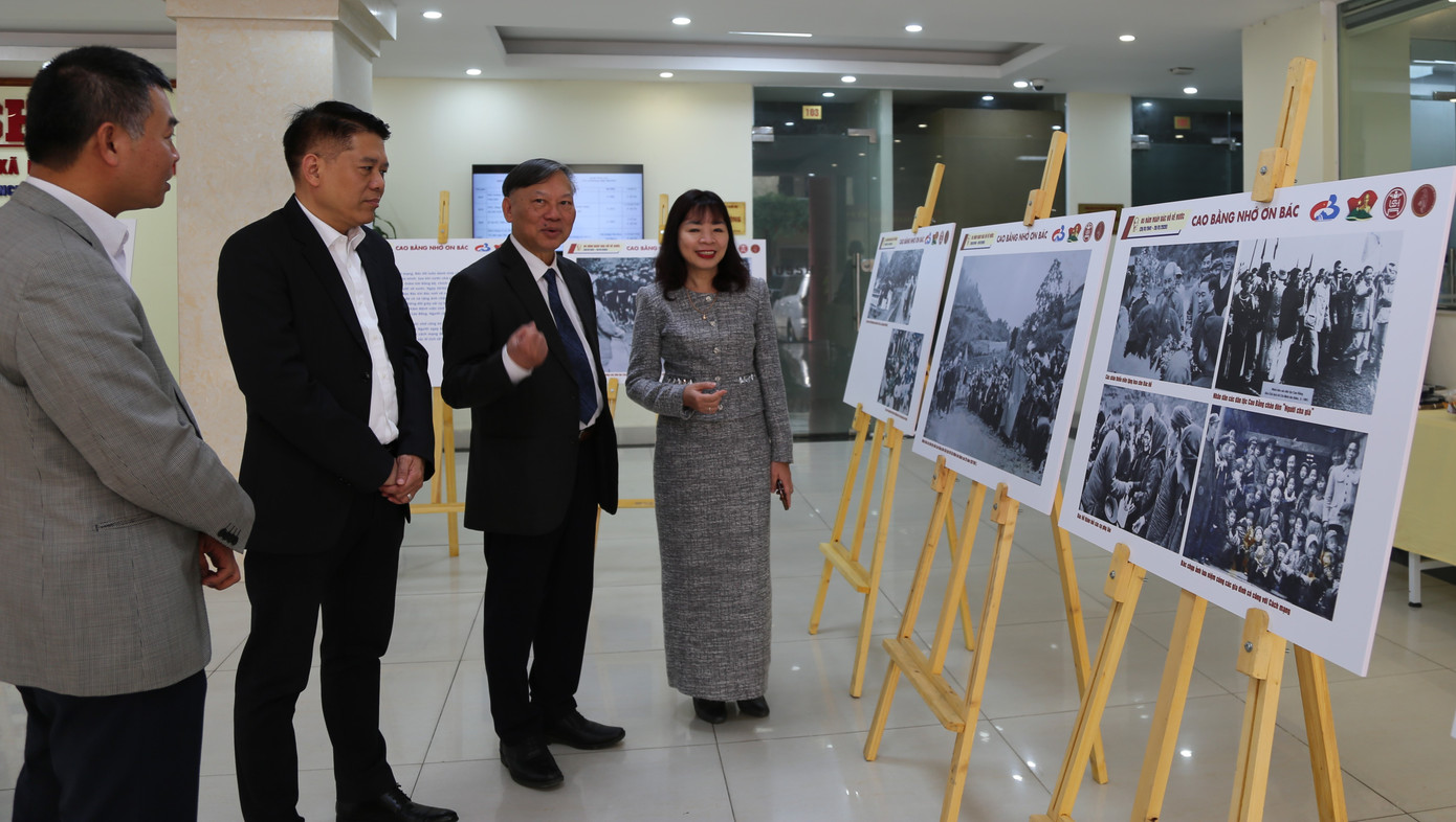 Các đại biểu tham quan khu vực trưng bày