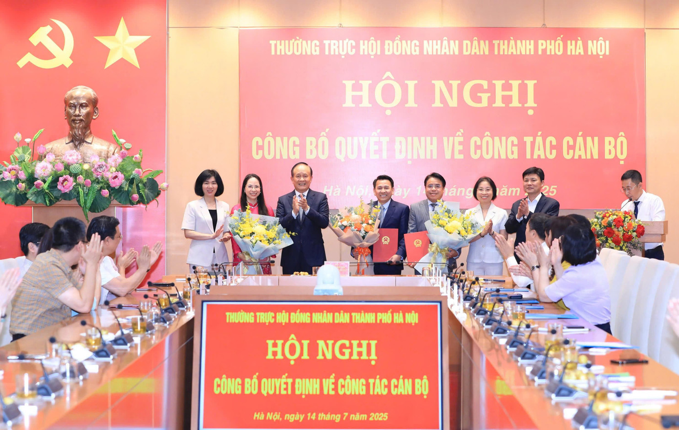 Lãnh đạo HĐND thành phố chúc mừng tân Chánh Văn phòng và 2 phó ban thuộc HĐND TP vừa được bổ nhiệm. z6803759524331-77821638670f79741399f505438ee8b5.jpg