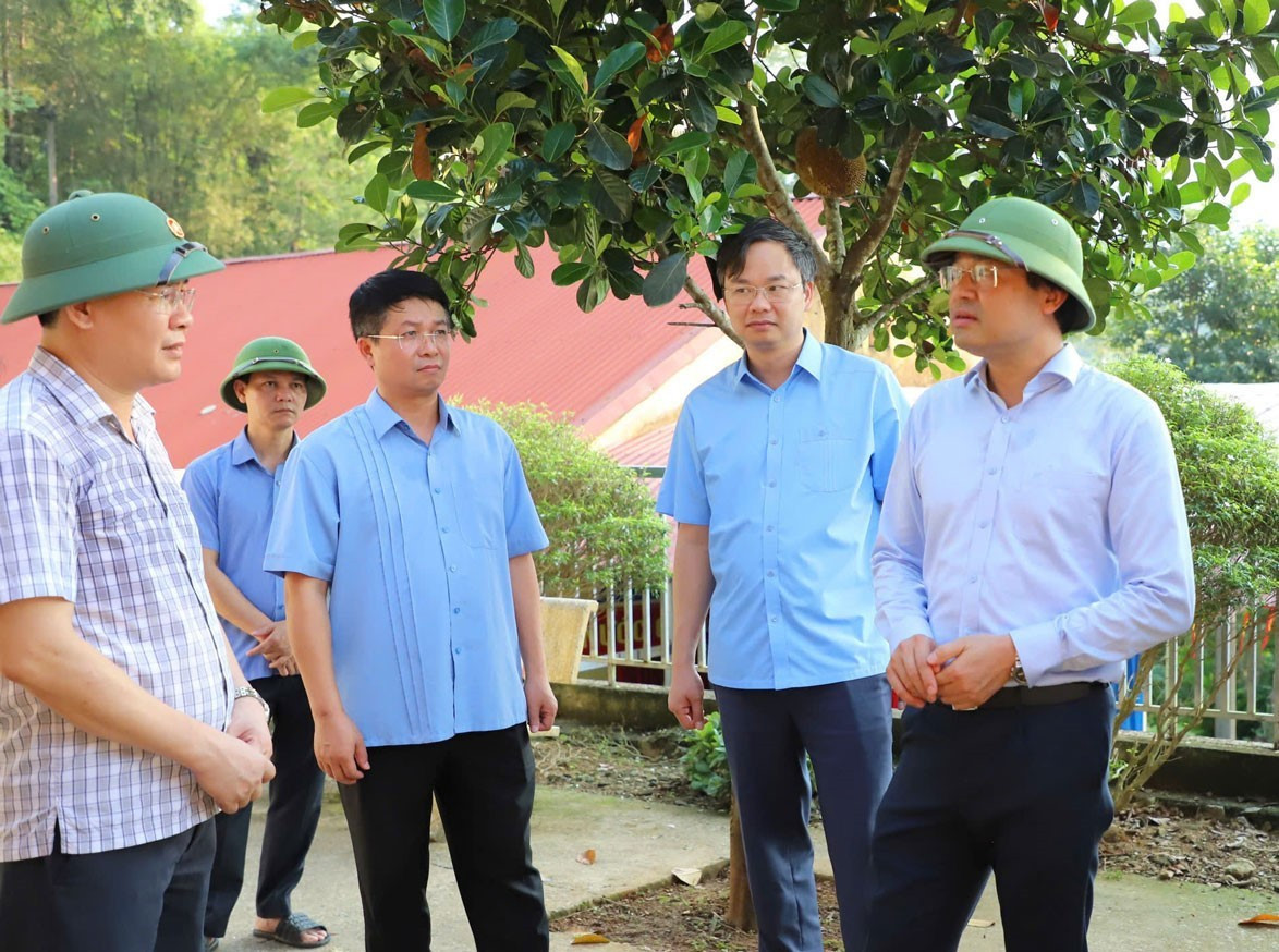 O delegație de lucru din provincia Thai Nguyen a inspectat Școala Primară și Gimnazială Dia Linh (comuna Cho Ra). bi-thu-7-20251010192518.jpg