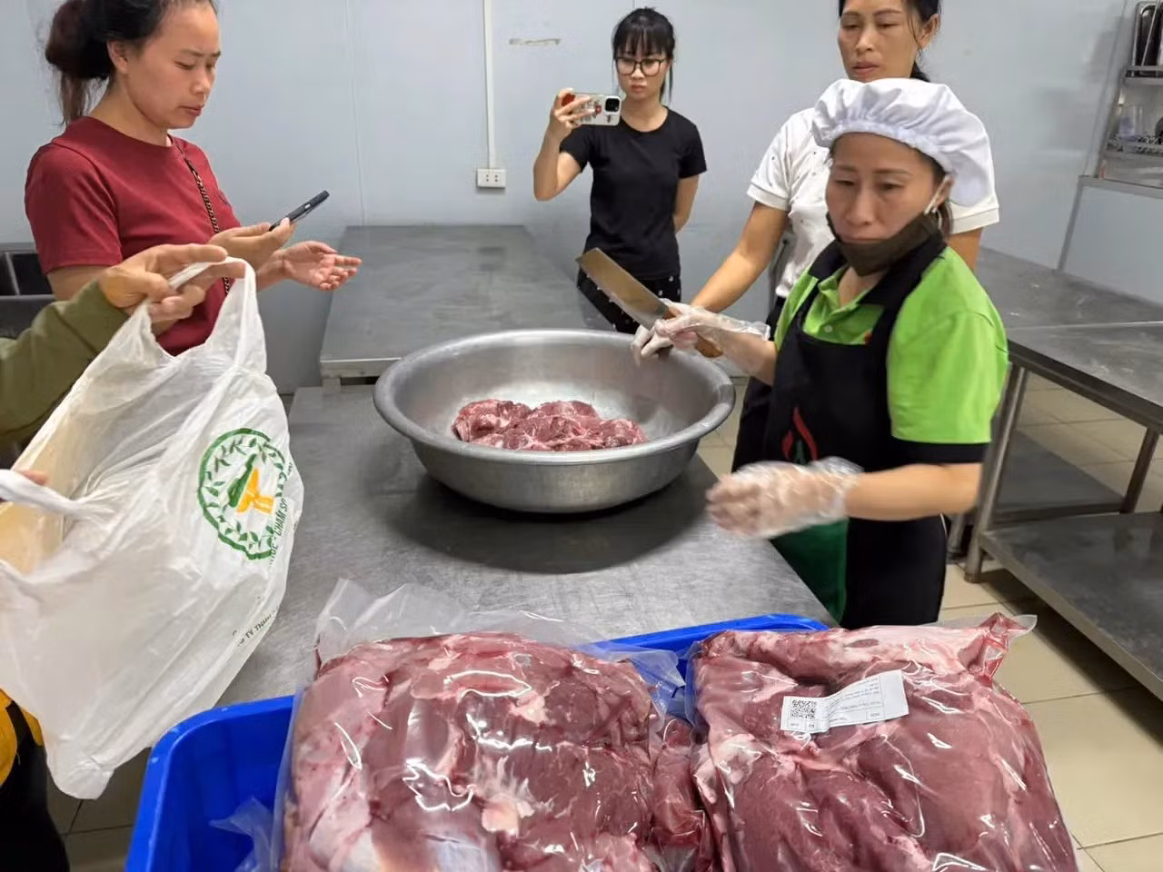 bep-an-tap-the-truong-tieu-hoc-cu-khe1-1760615016.jpg