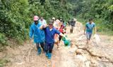 Bí thư Đoàn xã vượt mưa lũ khiêng cáng cứu người suốt 8 tiếng ở Điện Biên