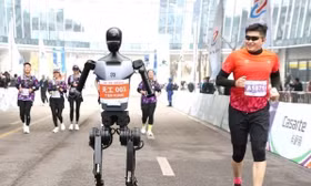 Trung Quốc: Robot và người chạy đua