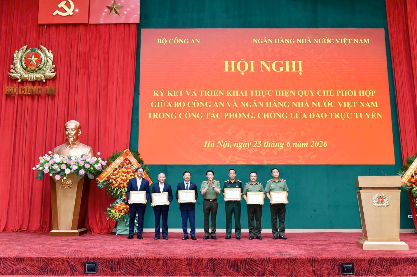 tgd-msb-nhan-bang-khen-cua-bca-2362926.jpg