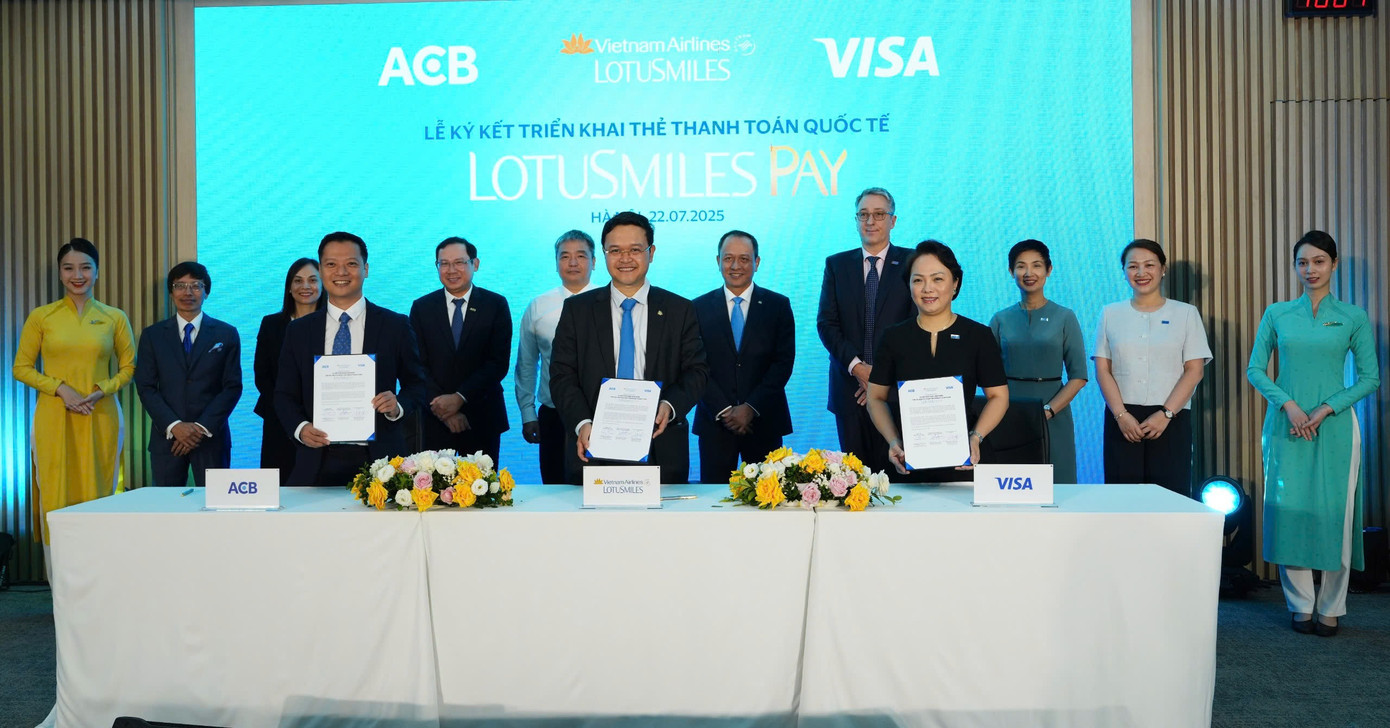 3-vietnam-airlines-hop-tac-cung-acb-va-visa-ra-mat-the-hoi-vien-tich-hop-thanh-toan-lotusmiles-pay.jpg