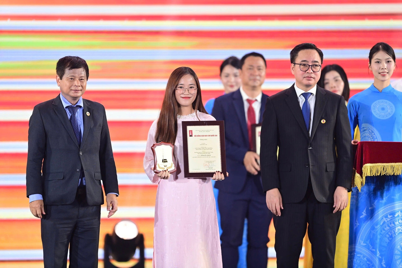 Tri Thức - Znews đoạt giải Khuyến khích Giải Báo chí Quốc gia năm 2024, nhóm giải Báo chí sáng tạo. Ảnh: Việt Linh.