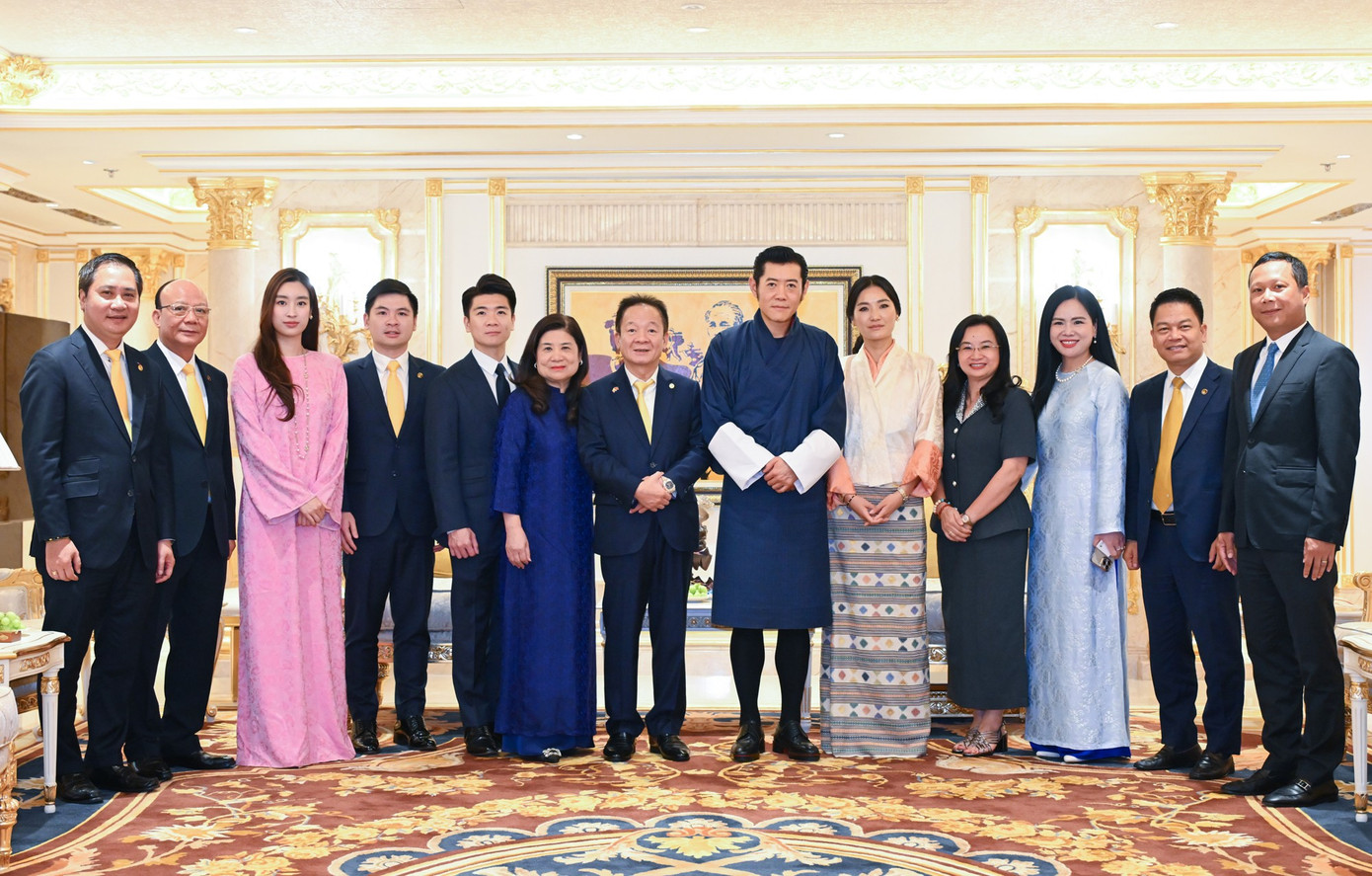 3-quoc-vuong-bhutan-cung-hoang-hau-chup-anh-cung-tap-doan-tt-group-va-ngan-hang-shb.jpg