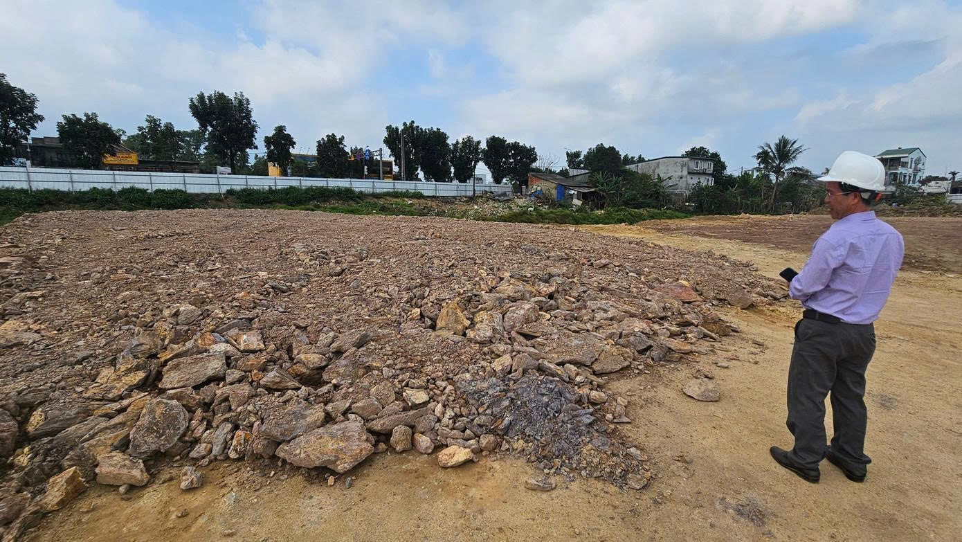dai-dien-lanh-dao-ban-quan-ly-du-an-dau-tu-xay-dung-khu-vuc-2-kiem-tra-thuc-dia-tai-khu-vuc-du-an-khu-dan-cu-tu-ha-huong-van-phuong-huong-tra-hue-anh-tpo.jpg