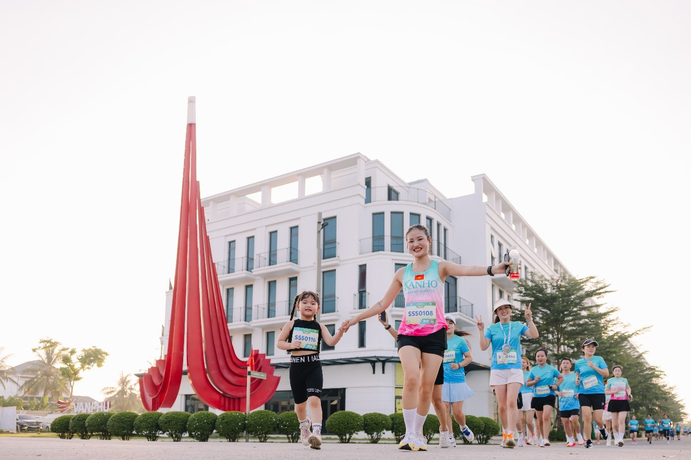 ការប្រណាំងនេះក៏ជាកន្លែងសម្រាប់ក្រុមគ្រួសារដើម្បីចងសម្ព័ន្ធភាពនិងធ្វើលំហាត់ប្រាណជាមួយគ្នា។ image005-601.jpg