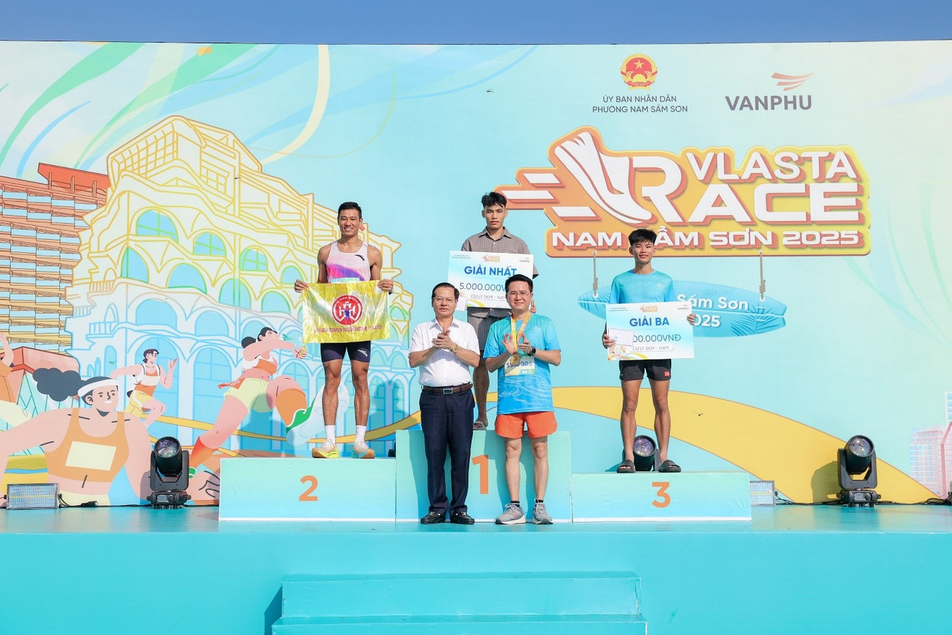 តំណាងលោក Van Phu និងថ្នាក់ដឹកនាំមូលដ្ឋានបានប្រគល់មេដាយ និងរង្វាន់ដល់អត្តពលិកឆ្នើម។ image007-6956.jpg