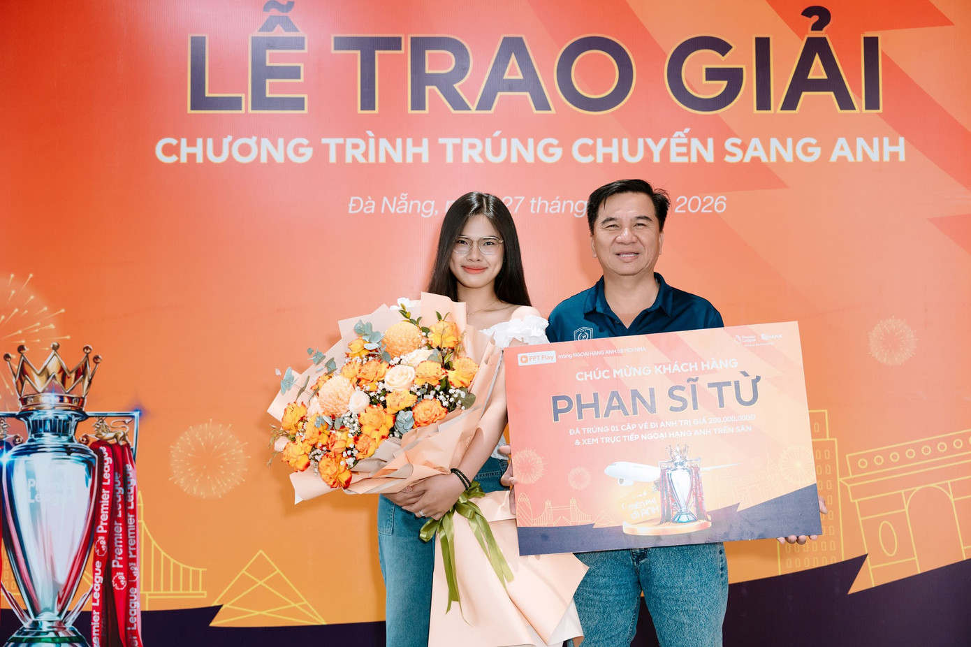Z. Phan Si Tu, i cili ka ndjekur Premier Leaguen angleze për më shumë se tre dekada (Foto: FPT). anh-thay.jpg