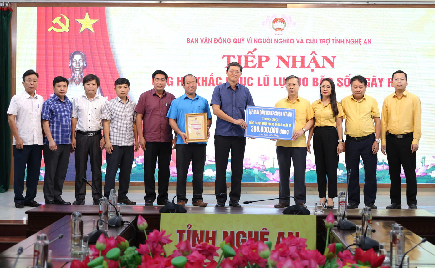 1-ong-ha-van-khuong-pho-bi-thu-thuong-truc-dang-uy-tv-hdqt-vrg-thu-5-tu-phai-sang-trao-300-trieu-dong-ung-ho-tinh-nghe-an-khac-phuc-bao-lu.jpg