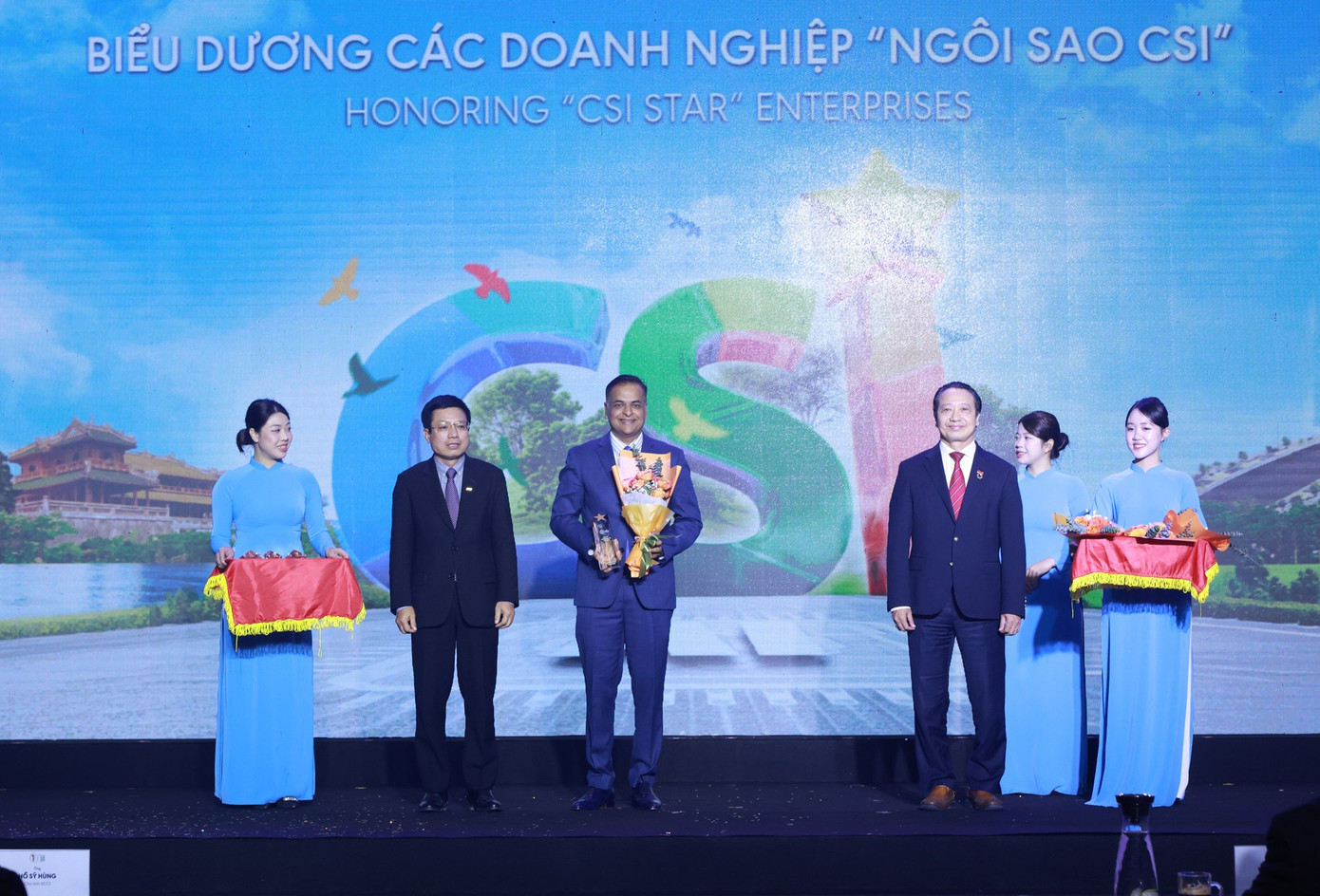 tai-chuong-trinh-cong-bo-doanh-nghiep-ben-vung-csi-2025-nestle-viet-nam-vinh-du-nhan-danh-hieu-ngoi-sao-csi-do-vcci-trao-tang.jpg