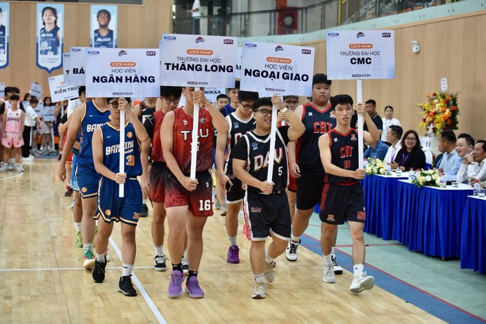 Đại diện một số đội bóng rổ diễu hành trong lễ khai mạc.