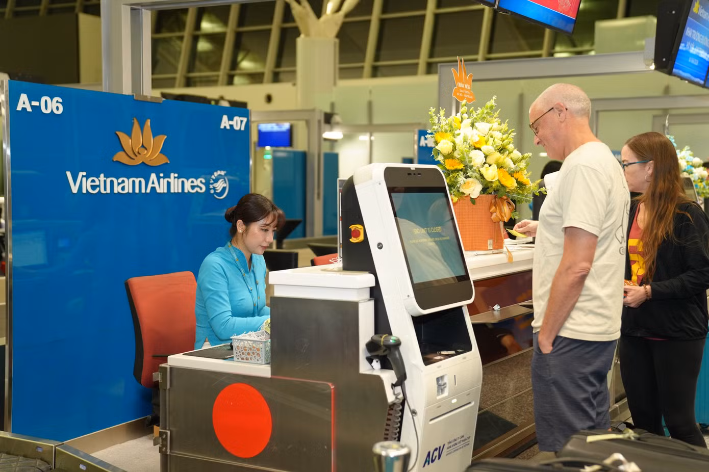 3-hanh-khach-checkin-chuyen-bay-han-ams.jpg