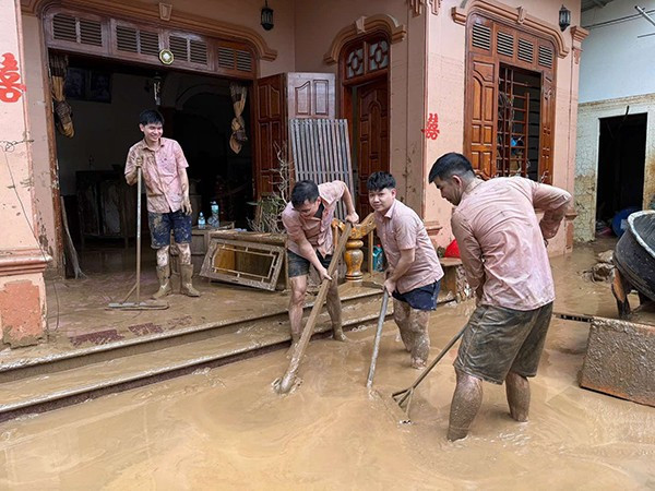 Phòng giao dịch NHCSXH Kỳ Sơn thường xuyên cử nhân sự túc trực giúp bà con bị thiệt hại đẩy bùn ra khỏi nhà