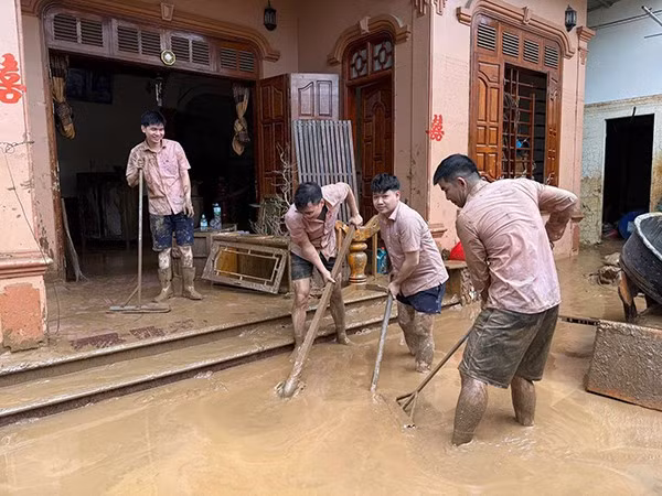 Phòng giao dịch NHCSXH Kỳ Sơn thường xuyên cử nhân sự túc trực giúp bà con bị thiệt hại đẩy bùn ra khỏi nhà