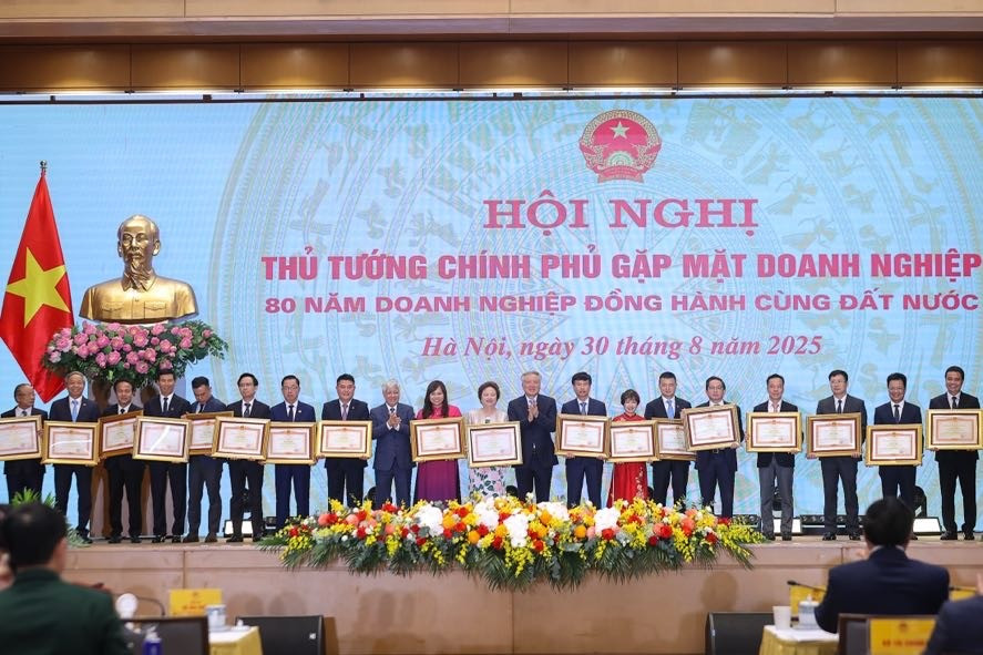 01-tap-doan-brg-nhan-bang-khen-cua-thu-tuong-chinh-phu.jpg