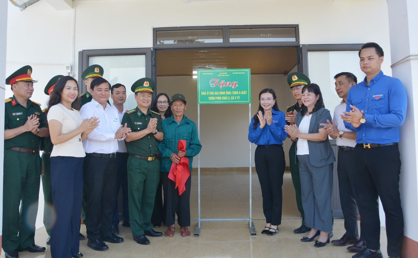 Bà Trần Thị Thu Hiền, Phó Tổng giám đốc Tập đoàn Hòa Phát (thứ hai bên trái) cùng đại diện các cơ quan, đơn vị kéo biển khánh thành ngôi nhà ông Thào A Giấy