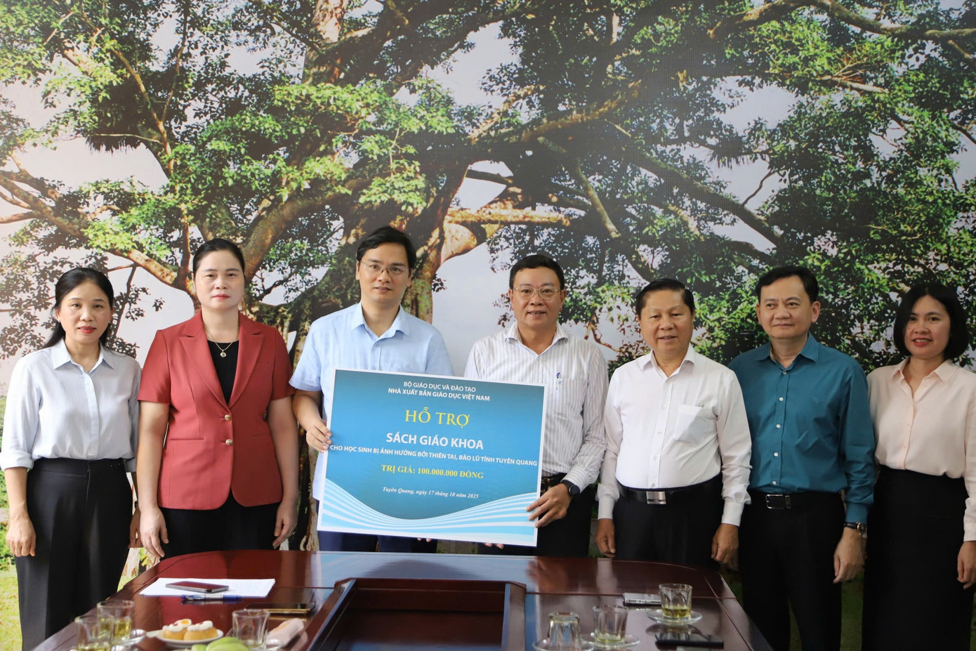 Vietnam Education Publishing House donerer lærebøker i Tuyen Quang anh-2-nxb.jpg