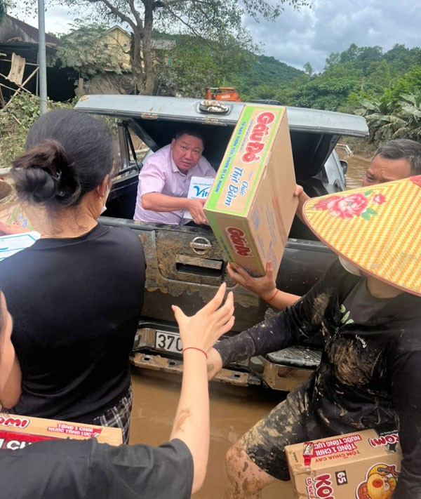 Những thùng mỳ tôm, nhu yếu phẩm được cán bộ NHCSXH trao tận tay cho bà con vùng lũ vượt qua khó khăn