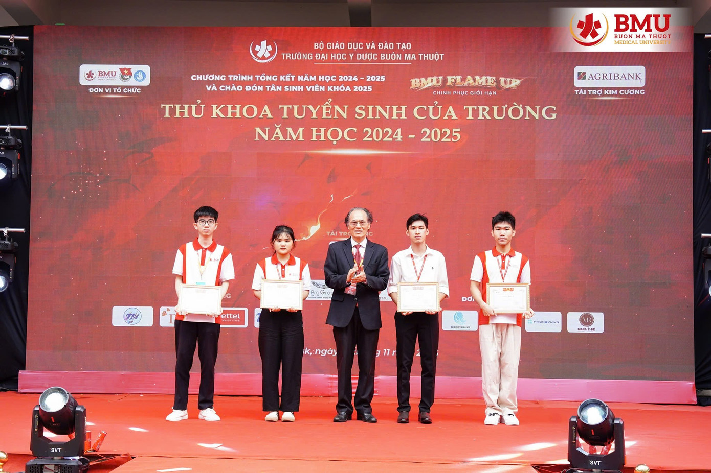 স্কুল নেতাদের প্রতিনিধি শিক্ষার্থীদের বৃত্তি প্রদান করেন anh-1.jpg