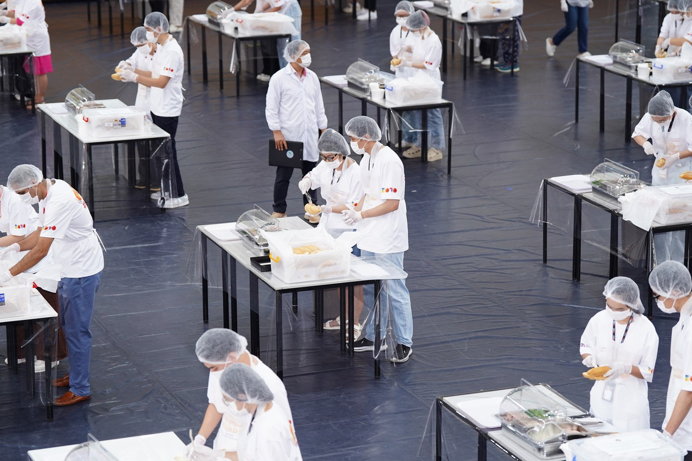 数百人のボランティアが集まり、サンドイッチの準備、盛り付け、包装を行い、この文化的に豊かな料理をコミュニティ精神とヒューマニズムの象徴へと変貌させました。(写真:RMIT) hinh-3-lua-chon-1.jpg