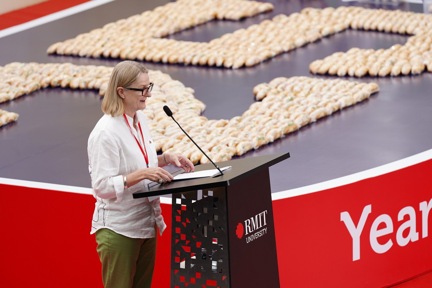 ホーチミン市駐在オーストラリア総領事サラ・フーパー氏は、KOTOの創立25周年を記念する記録的なイベントに出席し、KOTOの「ドリームスクール」構想を支援しました。(写真:RMIT) hinh-4.jpg