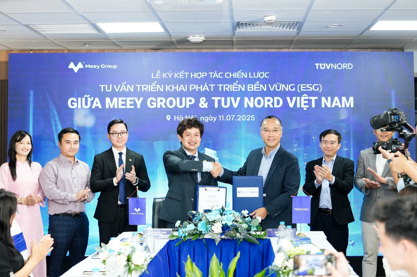 Lãnh đạo hai bên trao thỏa thuận hợp tác anh-1.jpg
