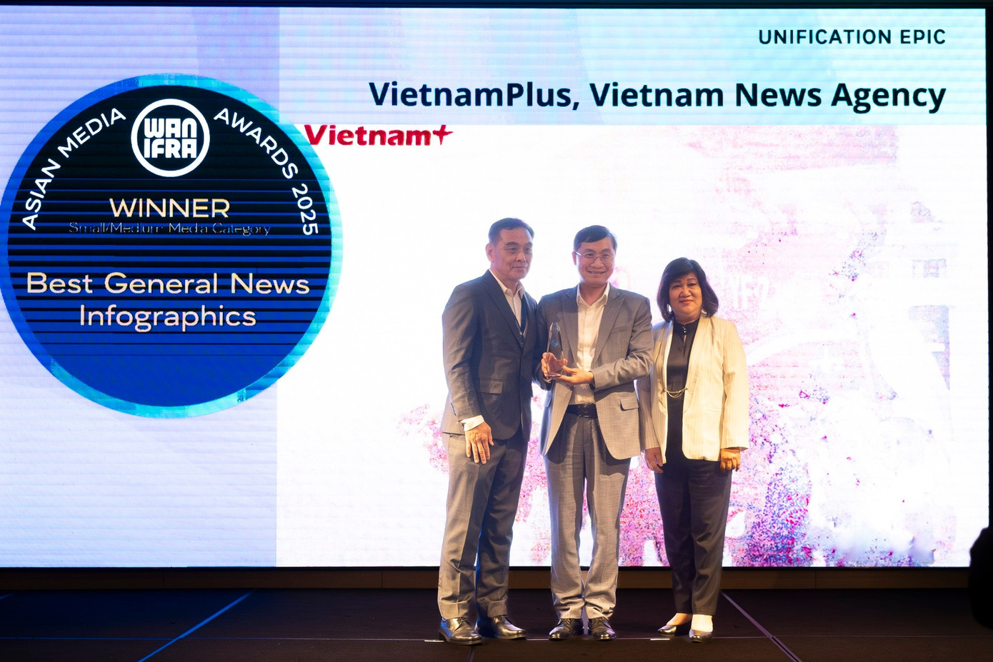 Đại diện VietnamPlus nhận giải thưởng “Đồ họa Tin tức Tổng hợp Tốt nhất” (Best General News Infographics) của WAN-IFRA. Ảnh: Duy Hiệu.