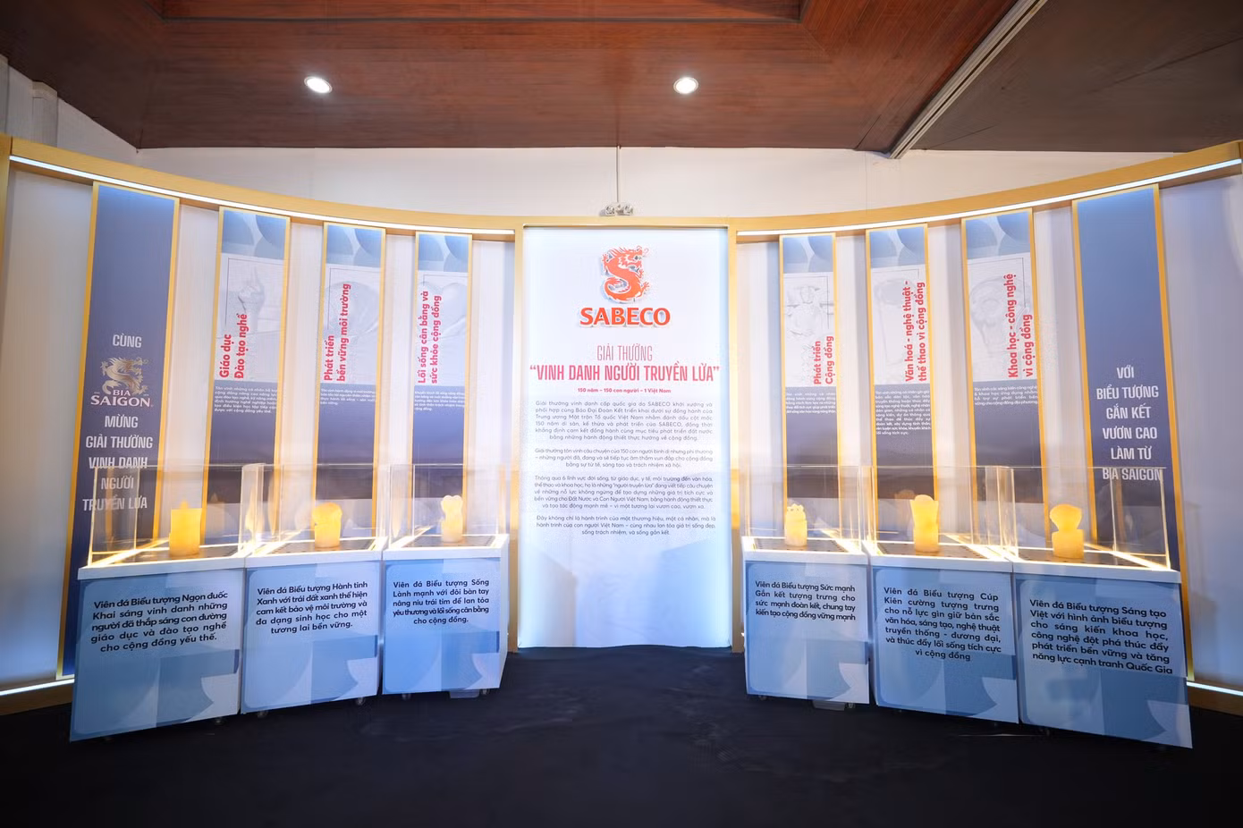 khu-vuc-gioi-thieu-giai-thuong-vinh-danh-nguoi-truyen-lua.jpg